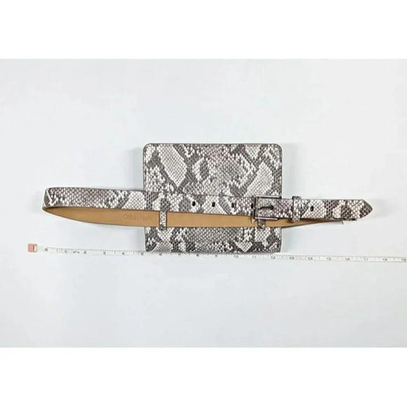 Calvin Klein Wide Flap Embossed Monogram Belt Bag Buckle Size M (MSRP $98) - Picture 12 of 12